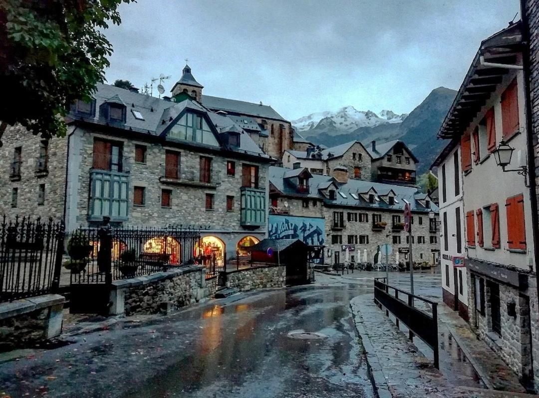 Hotel Valle De Izas Sallent De Gallego Luaran gambar